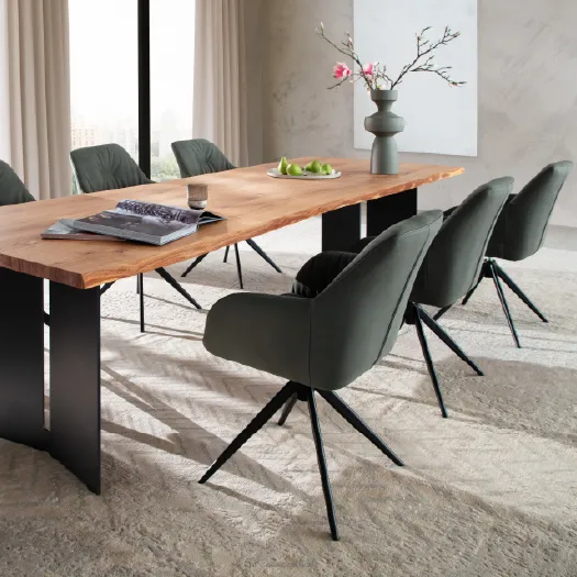 Hölzerner gedeckter Esstisch in stylischem Esszimmer